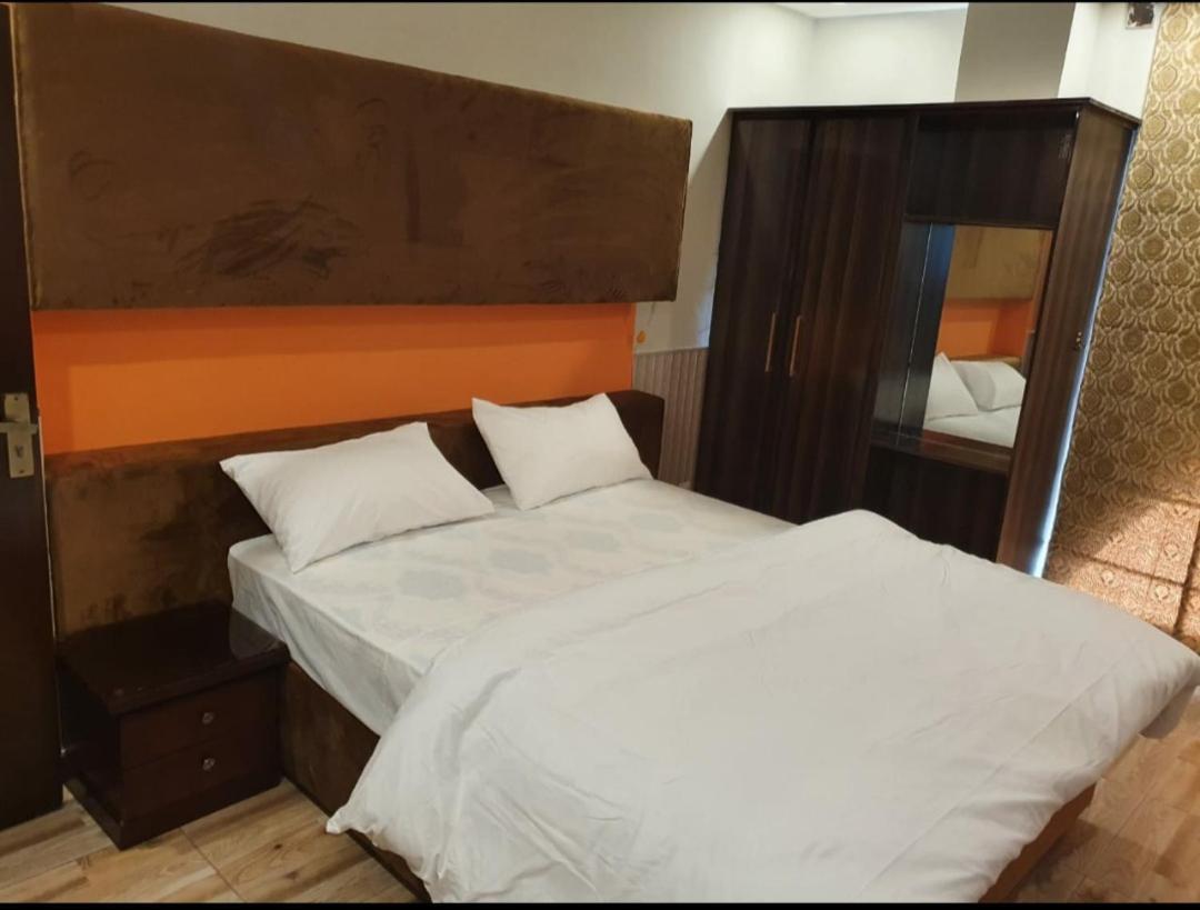 Hak Mall Suites And Apartments Rawalpindi Eksteriør billede